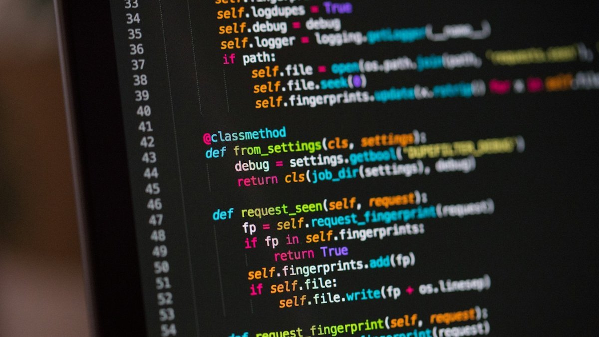 모니터에 AI 모델 대시보드를 띄워놓고 검토하는 개발자