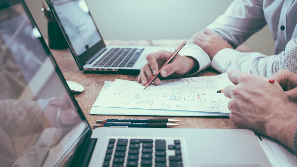 계약서와 계정 권한 문서를 나란히 놓고 검토하는 모습